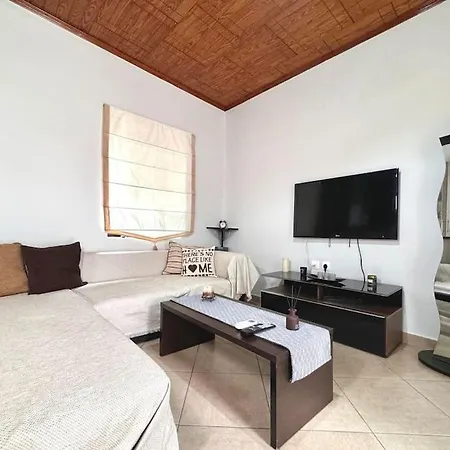 Renovated House With Garden In アパート トリポリス