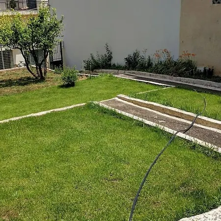 Apartmán Renovated House With Garden In *