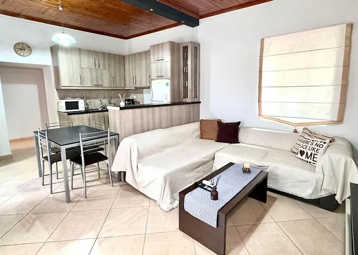 Renovated House With Garden In アパート トリポリス