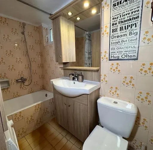 Renovated House With Garden In Τρίπολη