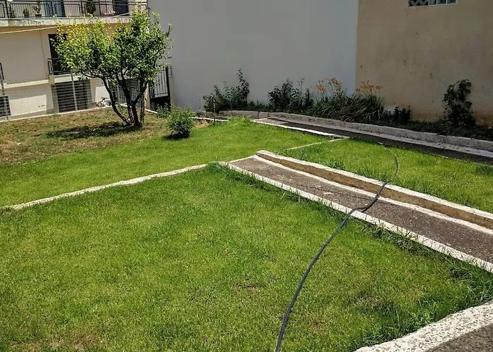 Апартаменты Renovated House With Garden In *